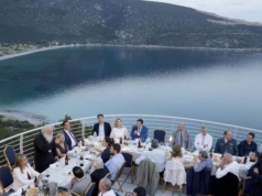 Χλιδή δίχως τέλος ο προσκυνημένος τραγόπαπας… από κοντά και οι γαλάζιοι κηφήνες