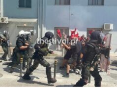 Άγρια καταστολή έξω από το ΑΠΘ με ξύλο και χημικά