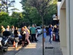 Έξω από το σπίτι του Πλέυρη οι υγειονομικοί διαμαρτυρόμενοι για τις αναστολές (βίντεο)