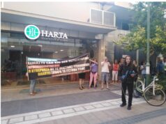 Έξω από το ξενοδοχείο του Νίκου Ανδρουλάκη βρέθηκαν οι υγειονομικοί φωνάζοντας συνθήματα