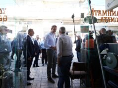 Η συνήθεια που έγινε λατρεία: Μητσοτάκη γ@μιέσαι στην περιοδεία στην Καλαμάτα