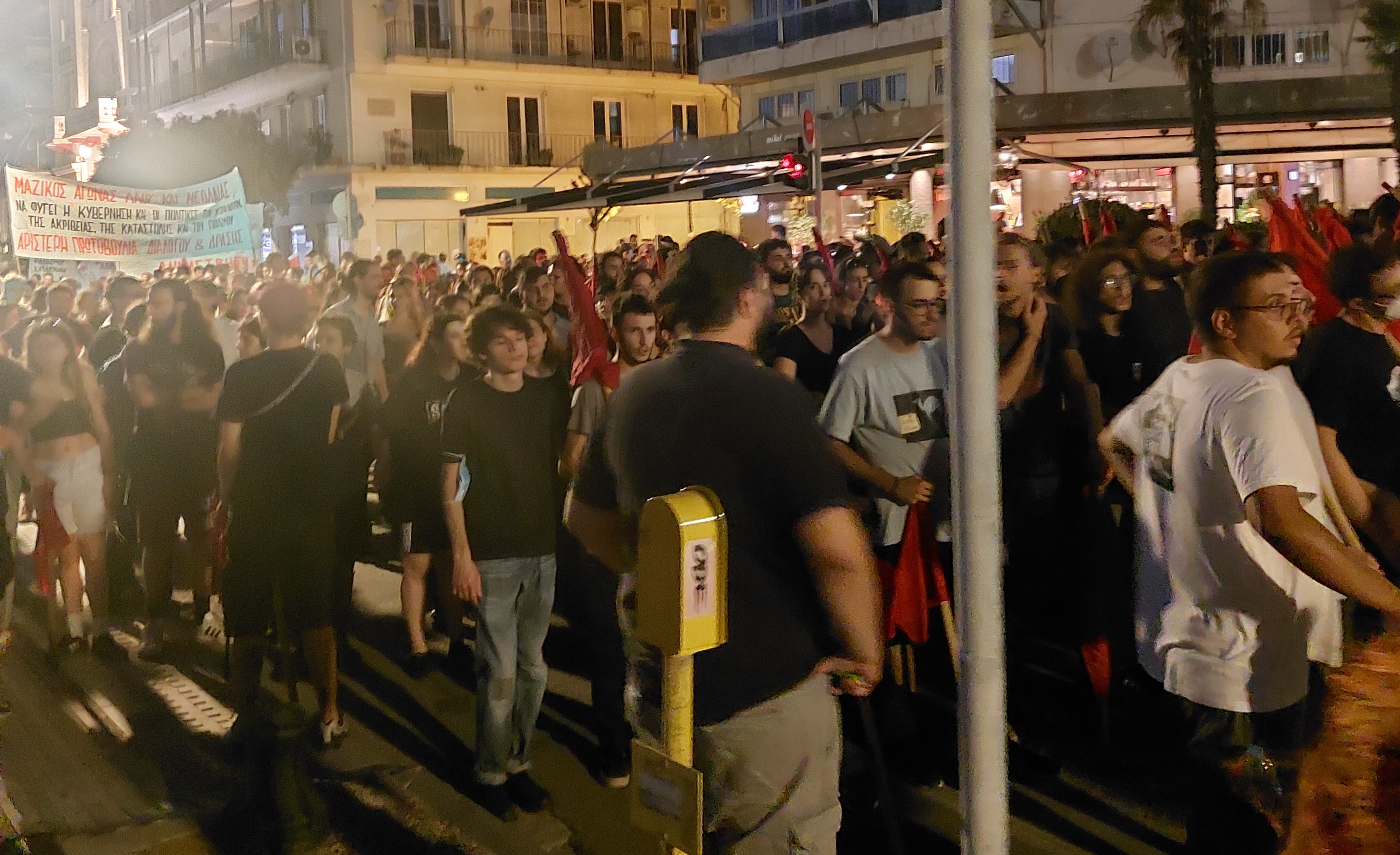 Απομονωμένος και ανεπιθύμητος από την υπόλοιπη κοινωνία ο Μητσοτάκης: Χιλιάδες Έλληνες “ξεχύθηκαν” στην πορεία της Θεσσαλονίκης (φώτο+βίντεο)