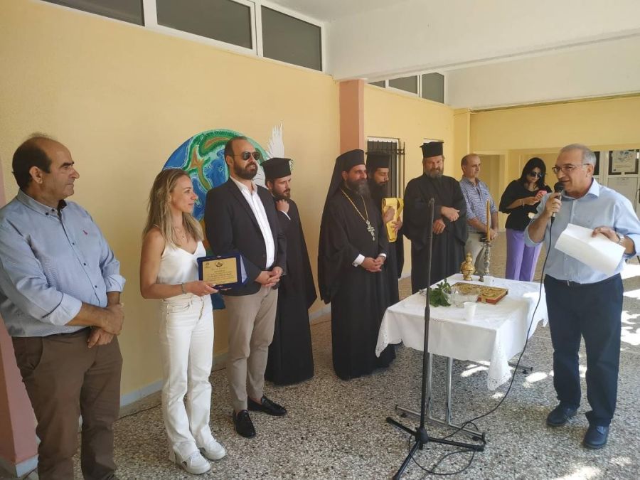 Πρώτο κουδούνι στο πρώτο δημοτικό σχολείο Μουζακίου με την Αντιγόνη Ντρισμπιώτη να μιλάει στους μαθητές