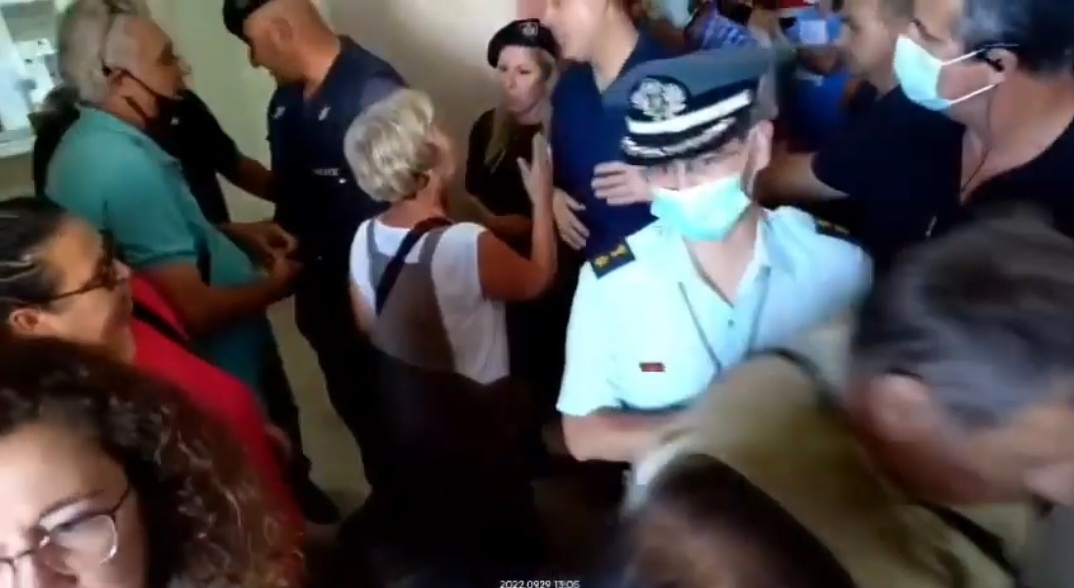 Οι “γενίτσαροι” του Μητσοτάκη πέταξαν έξω από το Ιπποκράτειο νοσοκομείο τους υγειονομικούς γιατί ήθελαν να διαμαρτυρηθούν (βίντεο)