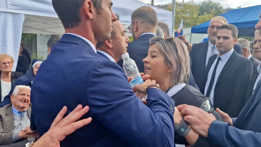 Ο φασισμός στην γιορτή του ΟΧΙ: Συνέλαβαν την υγειονομικό που τα έψαλλε στην Κατερίνα Σακελλαροπούλου- “Είσαι άξια” της είπαν οι αστυνομικοί (βίντεο)