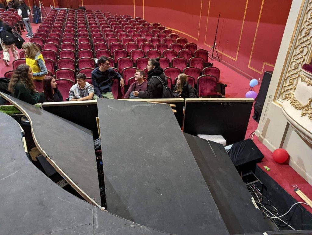 Παράτησαν στο έλεος το δημοτικό θέατρο Πειραιά οι δημάρχοι και η σκηνή υπέστη καθίζηση ενώ έκαναν πρόβα παιδιά