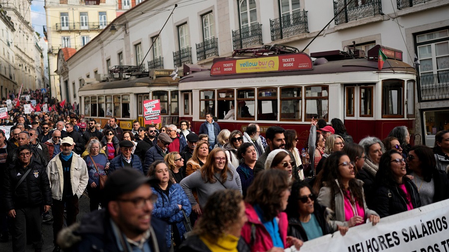 Όλοι οι λαοί ξεσηκώνονται! Χιλιάδες Πορτογάλοι στους δρόμους κατά της ακρίβειας: “Δεν μπορούμε να ζούμε έτσι” φωνάζουν