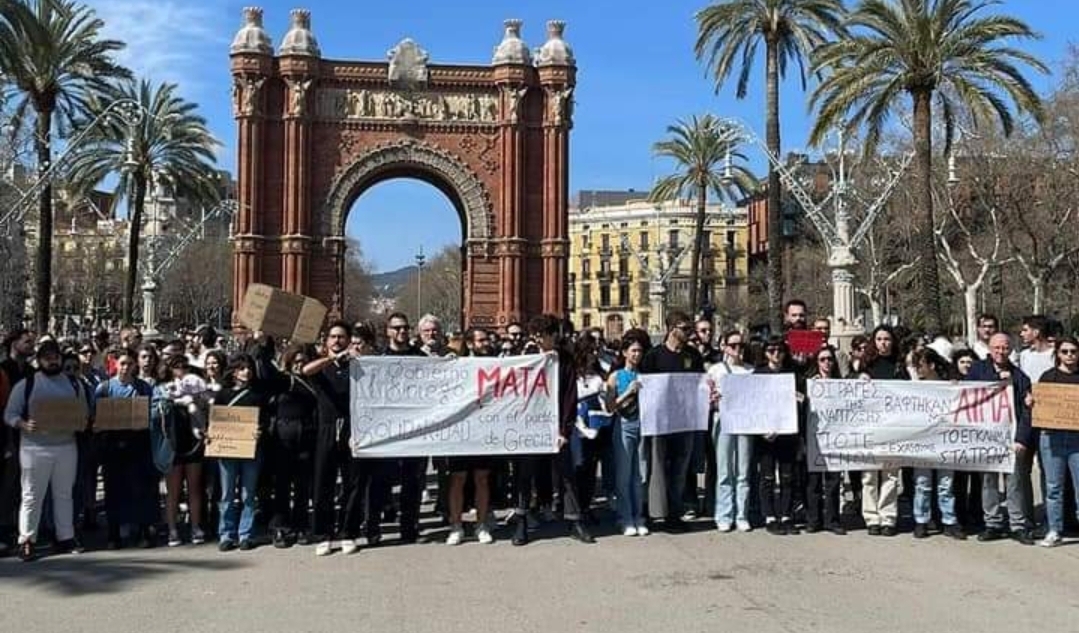 Οι Ισπανοί στηρίζουν τους Έλληνες! Σήκωσαν πανό στη Βαρκελώνη για την δολοφονία των Τεμπών και την εγκληματική κυβέρνηση Μητσοτάκη