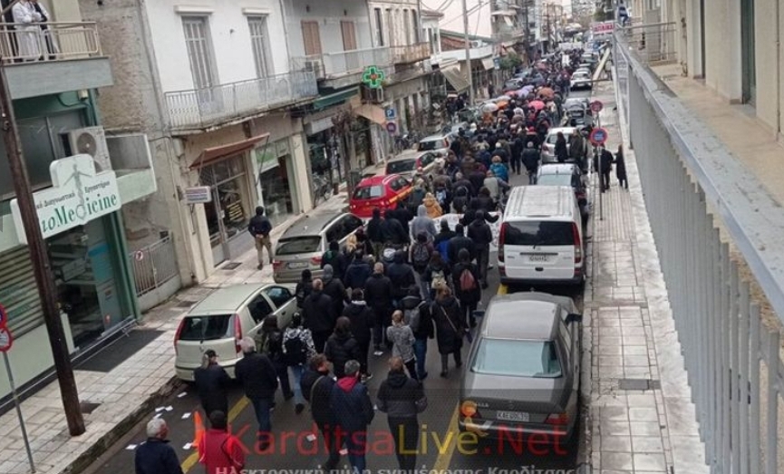 Εκατοντάδες Καρδιτσιώτες στους δρόμους παρά τη βροχή για την δολοφονία των Τεμπών! Ζητούν δικαιοσύνη και να ξεκολλήσουν οι κηφήνες από τις καρέκλες