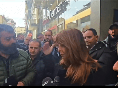 Την «έπεσαν» οι αγρότες στην Κατερίνα Παπακώστα στα Τρίκαλα – «Μαζέψτε τον Μητσοτάκη, μας γέμισε με ψέματα» φώναζαν εξαγριωμένοι κάτω από το πολιτικό της γραφείο