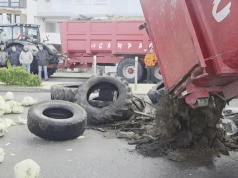 Γαλλία: Αγρότες πέταξαν λάχανα, λάστιχα και άφησαν φέρετρο έξω από την εξοχική κατοικία του Μακρόν
