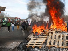 Οργή αγροτών και στη Γαλλία: Απέκλεισαν δρόμους και σιδηρόδρομο