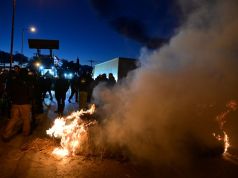 Ένταση μεταξύ αγροτών και αστυνομίας στο μπλόκο της Θήβας