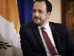 Πέφτουμε από τα σύννεφα – Βίντεο εμπλέκει τον Χριστοδουλίδη σε κύκλωμα αδιαφανούς χρηματοδότησης