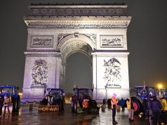 Τρακτέρ στους δρόμους του Παρισιού! Αγρότες πολιορκούν σύμβολα της πόλης για τη Mercosur