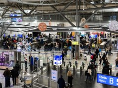 ΜΠΛΑΚ ΑΟΥΤ ΚΑΙ ΚΑΤΑΡΡΕΥΣΗ ΣΤΑ ΑΕΡΟΔΡΟΜΙΑ! Η «ΠΑΓΩΜΕΝΗ» ΣΥΜΒΑΣΗ ΤΟΥ 2019 ΠΟΥ ΞΕΧΑΣΤΗΚΕ ΣΤΑ ΣΥΡΤΑΡΙΑ ΚΑΙ Η ΑΣΥΝΕΙΔΗΤΗ ΑΔΡΑΝΕΙΑ ΤΗΣ ΚΥΒΕΡΝΗΣΗΣ