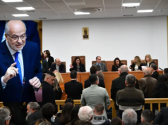 Ακόμη μία μαύρη σελίδα σε ένα χουντικό καθεστώς – Δίκη Τέμπη: Face control, αποκλεισμός συγγενών και δημοσιογράφων, σκέψη για νέα αναβολή και… γυψοσανίδες