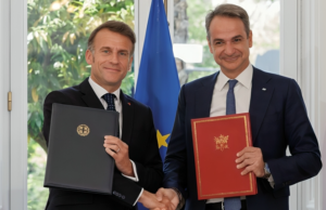 Τελευταίες αρπαχτές πριν πέσει – Μίζες από τα συστήματα πυραύλων που έκλεισε ο Μητσοτάκης στη συμφωνία με τον Μακρόν – Δεν χορταίνει χρήμα ο εθνικός δωσίλογος