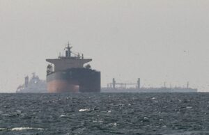 Στο 10% η διέλευση πλοίων από το Στενό του Ορμούζ παρά την εκεχειρία ΗΠΑ-Ιράν
