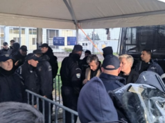 Δίκη Τεμπών: Αλαλούμ με το «καλημέρα» εν μέσω βροχής – Ισχυρές αστυνομικές δυνάμεις στο σημείο