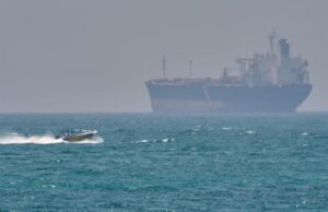 WSJ: Εντολή Τραμπ για παράταση του ναυτικού αποκλεισμού στα Στενά του Ορμούζ