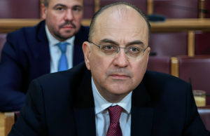 Ο Μακάριος Λαζαρίδης υφυπουργός Αγροτικής Ανάπτυξης – Ο Μητσοτάκης τον ανταμείβει για το «βόθρο» που έφερε στις Εξεταστικές – Η γυναίκα και η κόρη του εργάζονται στην Ομάδα Αλήθειας ρίχνοντας «λάσπη» σε ότι θεωρεί εμπόδιο το καθεστώς