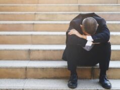 Οι Έλληνες εργαζόμενοι υπό τον φόβο της αβεβαιότητας παραμένουν εγκλωβισμένοι στους χαμηλούς μισθούς και στη στασιμότητα