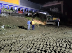 Νεκρόσυλοι κυβερνητικοί έθαψαν κάτω από το χώμα και το τσιμέντο ότι έμεινε από τους νεκρούς των Τεμπών – Σοκαριστικό βίντεο δείχνει τις φάγανες μέσα στη νύχτα να μπαζώνουν στοιχεία από το έγκλημα
