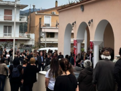 Αργοστόλι: Θρήνος στην κηδεία της Μυρτούς – Την έντυσαν νυφούλα – «Σε αγαπάμε»