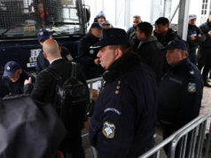 Χάος στη Λάρισα – Αστυνομικοί έπιασαν τις θέσεις συγγενών και τους έσπρωχναν – Εκατοντάδες κόσμος περίμενε στη βροχή για να εισέλθει – Έβγαλαν έξω από την αίθουσα τη Μαρία Καρυστιανού