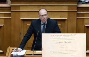 Με ένα μπακαλόχαρτο από ένα Κέντρο Ελευθέρων Σπουδών της πλάκας «μασουλάει» δημόσιο χρήμα ο Μακάριος Λαζαρίδης εδώ και χρόνια – Δουλεύει τους Έλληνες αναφέροντας ότι τον προσέλαβαν λόγω εμπειρίας και όχι πτυχίων