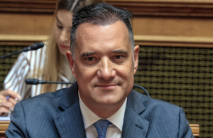 Άδωνις Γεωργιάδης: «Έπρεπε να πουν μπράβο στους υπουργούς και τους βουλευτές που έκαναν ρουσφέτια» – Γνωστή προπαγάνδα για να μετριάσει την οργή που πλέον δεν περνάει