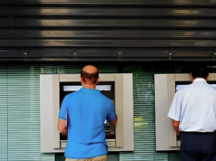 Παίρνουν το νόμο στα χέρια τους στην Ουγκάντα του Μητσοτάκη – 67χρονος μπήκε με σφυρί σε τράπεζα – Ζητούσε τη σύνταξή του