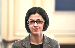 Την έφαγε το πάθος της για τα τσιμπήματα – Ειρήνη Αγαπηδάκη: Προληπτικά στο νοσοκομείο – Ένιωσε αδιαθεσία στη Βουλή