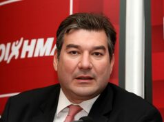Σε ρόλο «χρήσιμου ηλίθιου» ο Νίκος Καραχάλιος αναφέρει ότι η Καρυστιανού πήρε εντολή από τη Μόσχα – Δεν αναφέρει ο ίδιος από ποιον παίρνει εντολές και πόσο κοστολογείται η κάθε ανάρτηση