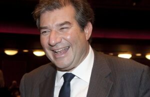 Ψυχικά άρρωστος! Ο Καραχάλιος βγήκε στο Action 24 από το ΟΑΚΑ την ώρα που έβλεπε τον αγώνα του Ολυμπιακού για να ρίξει λάσπη στο κόμμα της Μαρίας Καρυστιανού