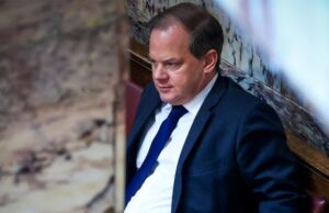 Τέμπη: Παράσταση κατηγορίας στην Ανάκριση του Κώστα Καραμανλή στον Άρειο Πάγο από οικογένειες θυμάτων