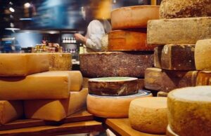 Taste Atlas: Η γραβιέρα Νάξου No1 ανάμεσα στα καλύτερα σκληρά τυριά του κόσμου