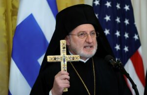 Τι τα ήθελες τα άτιμα; Λιποθύμησε ξαφνικά ο Αρχιεπίσκοπος Αμερικής Ελπιδοφόρος στη Θεσσαλονίκη