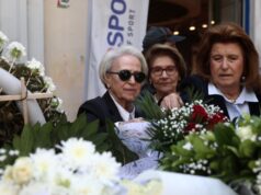 Συγκινημένη η μητέρα της Αγγελικής Παπαθανασοπούλου άφησε λουλούδια στο σημείο της τραγωδίας της Marfin