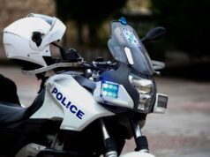 ΜΙΑ ΚΟΙΝΩΝΙΑ ΠΟΥ ΚΑΘΗΜΕΡΙΝΑ «ΑΡΡΩΣΤΑΙΝΕΙ» – ΣΥΝΕΛΗΦΘΗΣΑΝ ΔΥΟ ΕΛΛΗΝΕΣ ΓΟΝΕΙΣ ΓΙΑ ΠΑΡΑΜΕΛΗΣΗ ΑΝΗΛΙΚΩΝ – ΖΟΥΣΑΝ ΣΕ ΑΘΛΙΕΣ ΣΥΝΘΗΚΕΣ