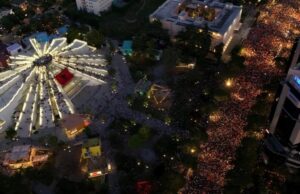Αλβανία: Η Επανάσταση των Φλαμίνγκο αντεπιτίθεται – Μεγαλειώδεις διαδηλώσεις κατά της επένδυσης Κούσνερ