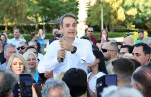 Θρασύς και ξετσίπωτος ο Μητσοτάκης από τη Βάρη – Κατηγόρησε την αντιπολίτευση για το τζάμπα – Ένας άνθρωπος που άρπαξε τα πάντα από τους Έλληνες μέσω της ακρίβειας και κατέκλεψε τα δημόσια και τα ευρωπαϊκά ταμεία