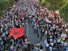 ΑΝΤΙΔΡΟΥΝ ΑΚΟΜΑ ΚΑΙ ΟΙ ΑΛΒΑΝΟΙ: ΧΙΛΙΑΔΕΣ ΠΟΛΙΤΕΣ ΚΑΤΕΛΑΒΑΝ ΤΑ ΤΙΡΑΝΑ ΓΙΑ ΤΟ «ΠΛΙΑΤΣΙΚΟ» 1,6 ΔΙΣ. ΤΟΥ ΣΩΓΑΜΠΡΟΥ ΤΟΥ ΤΡΑΜΠ