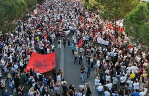 ΑΝΤΙΔΡΟΥΝ ΑΚΟΜΑ ΚΑΙ ΟΙ ΑΛΒΑΝΟΙ: ΧΙΛΙΑΔΕΣ ΠΟΛΙΤΕΣ ΚΑΤΕΛΑΒΑΝ ΤΑ ΤΙΡΑΝΑ ΓΙΑ ΤΟ «ΠΛΙΑΤΣΙΚΟ» 1,6 ΔΙΣ. ΤΟΥ ΣΩΓΑΜΠΡΟΥ ΤΟΥ ΤΡΑΜΠ