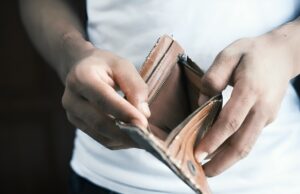 Η ακρίβεια Μητσοτάκη τελειώνει τον μισθό από τα μέσα του μήνα – Σε απελπιστική κατάσταση χιλιάδες Έλληνες που δεν μπορούν να πληρώσουν πλέον ούτε τα βασικά