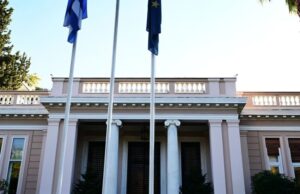 Τα «απόνερα» του μίνι-ανασχηματισμού της κυβέρνησης και η τακτική για Σαμαρά-Καραμανλή