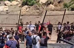 Αλβανία: Διαδηλωτές γκρεμίζουν φράχτες εργοταξίων – Οργή για το τουριστικό σχέδιο του γαμπρού Τραμπ