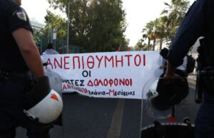 Ένταση στον Πειραιά για το «Crown Iris» – Επιβάτης έκανε χειρονομίες και του πέταξαν μπουκάλια
