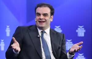 Γελάει ο κάθε πικραμένος – Πιερρακάκης: «Αυξάνεται το ακατάσχετο στα 1600 ευρώ»